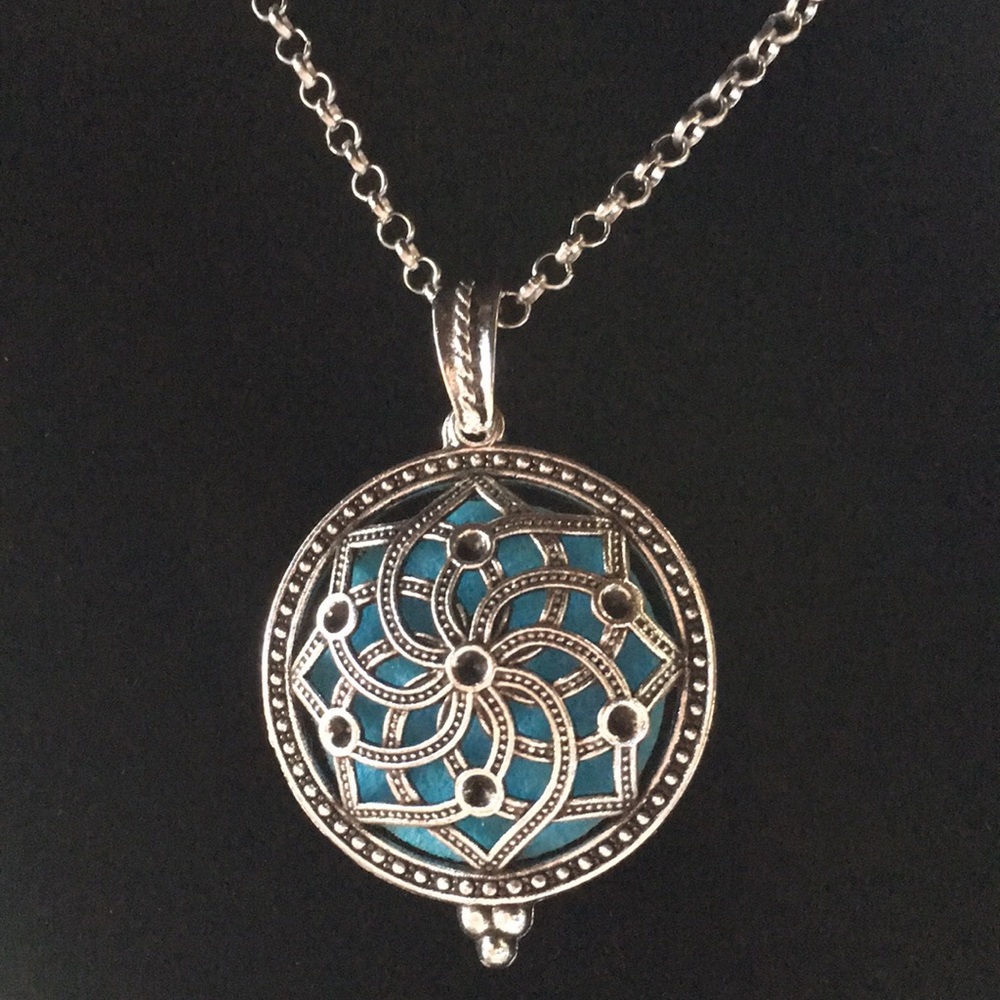 Last One! New! Aromatherapy Locket Necklace - Picture 2 of 7